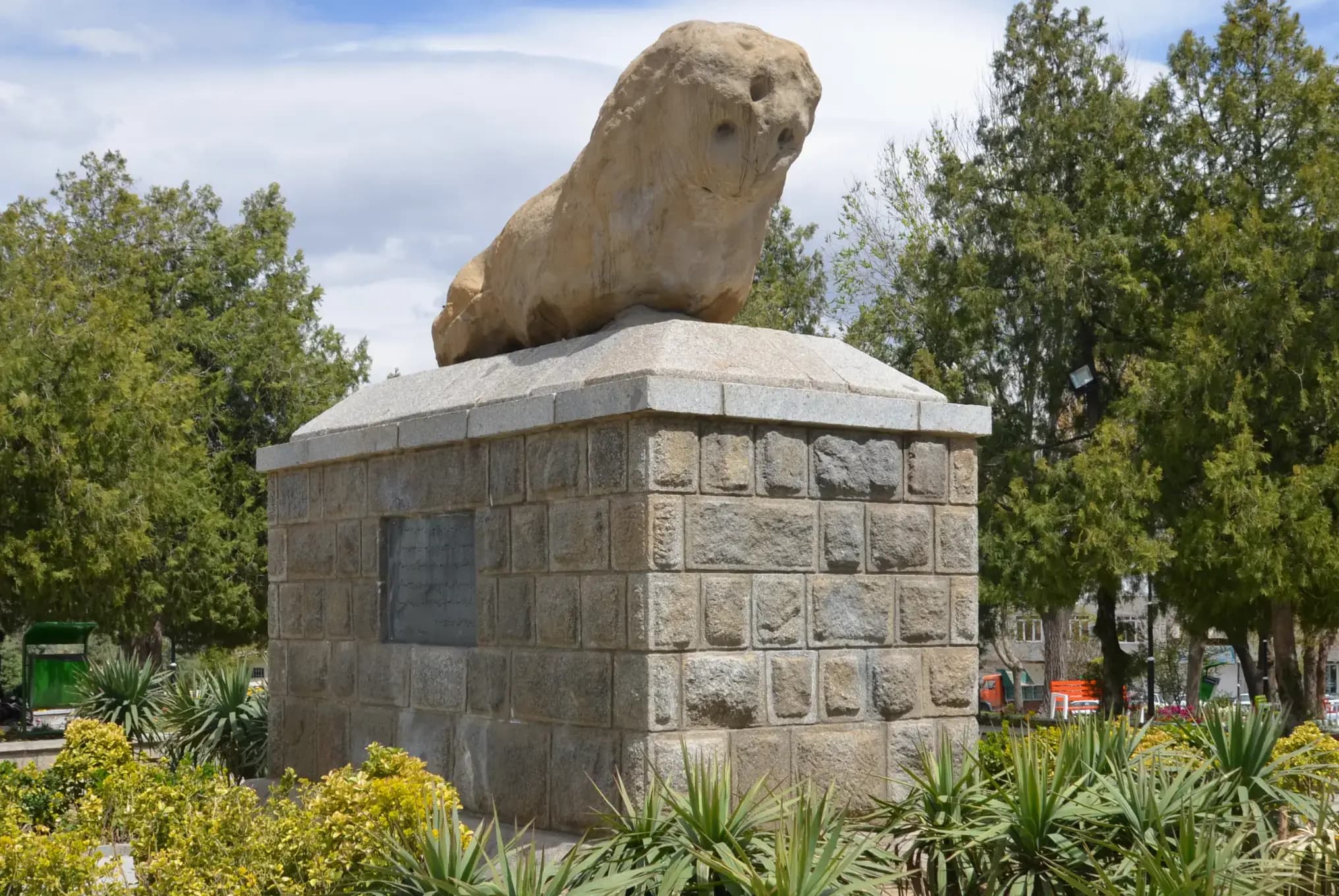 مجسمه شیر سنگی